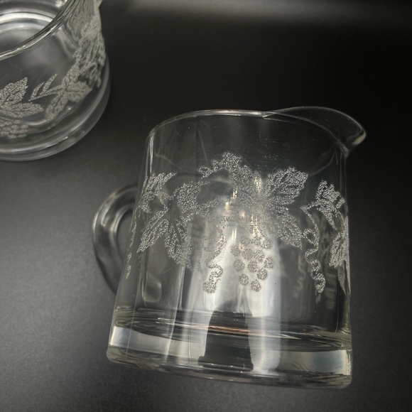Bartlett Collins VTG 1940’s Frosted Grapevine Pattern Glass Sugar/Creamer Set - Picture 4 of 9